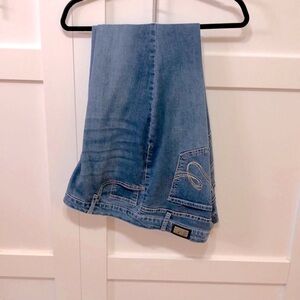 Earl Jeans with back and side pockets